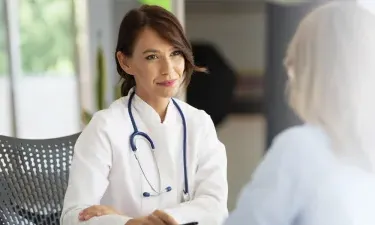 WHNP in 宾西法尼亚 smiling 和 discussing treatment options with patient